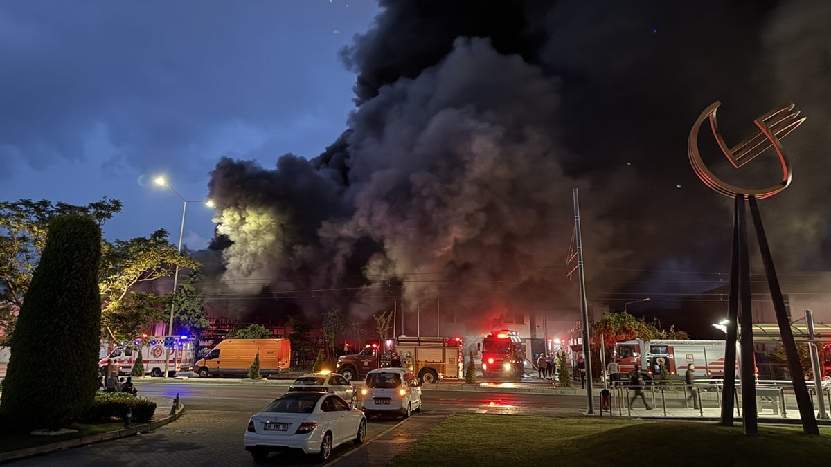 İzmir'de iki ayrı fabrika yangını Ekiplerin müdahalesi sürüyor