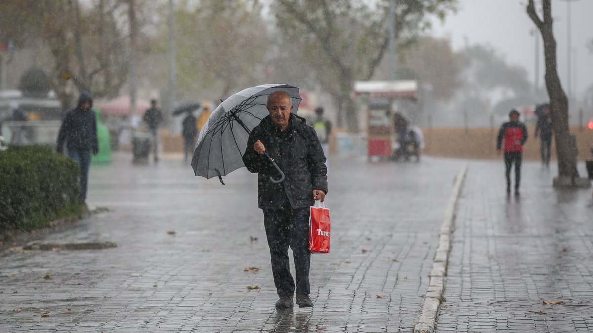 Meteoroloji'den 23 kente uyarı: Sağanak ve fırtına geliyor