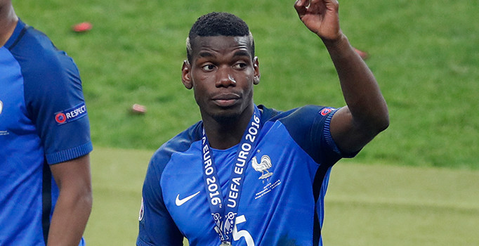 Paul Pogba Manchester United ile 5 yıllık sözleşme imzaladı