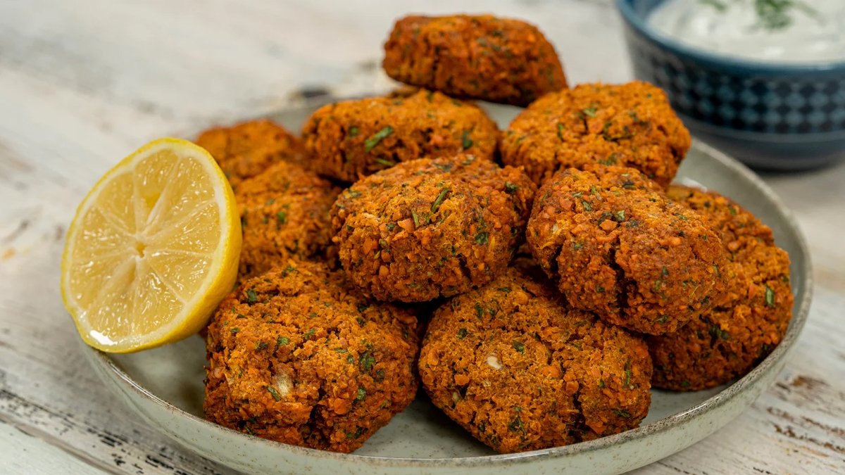 İçinde et yok ama proteini çok! Yiyenler et köftesi sanıyor... İçi yumuşak dışı çıtır fırında mercimek köftesi tarifi