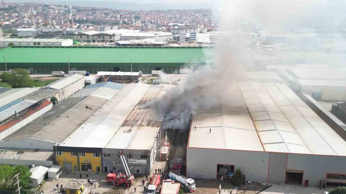 Bursa'da sandalye fabrikasında yangın