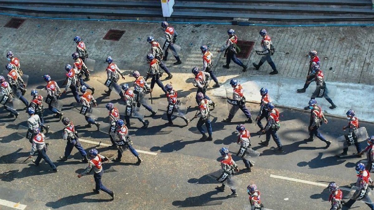 Cunta rejimi ile karşıtları arasında çatışmaların arttığı Myanmar’da 13 polis daha Bangladeş'e sığındı