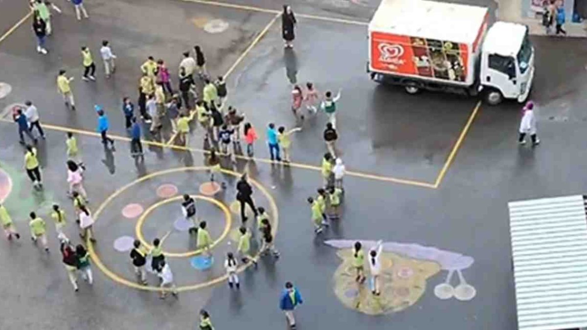 Algida kamyonunu protesto etmişlerdi: Saadet Partisi o öğrencilere dondurma dağıtacak