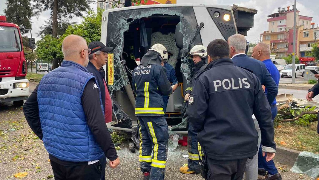 Antalya’da servis aracı devrildi: 19 yaralı