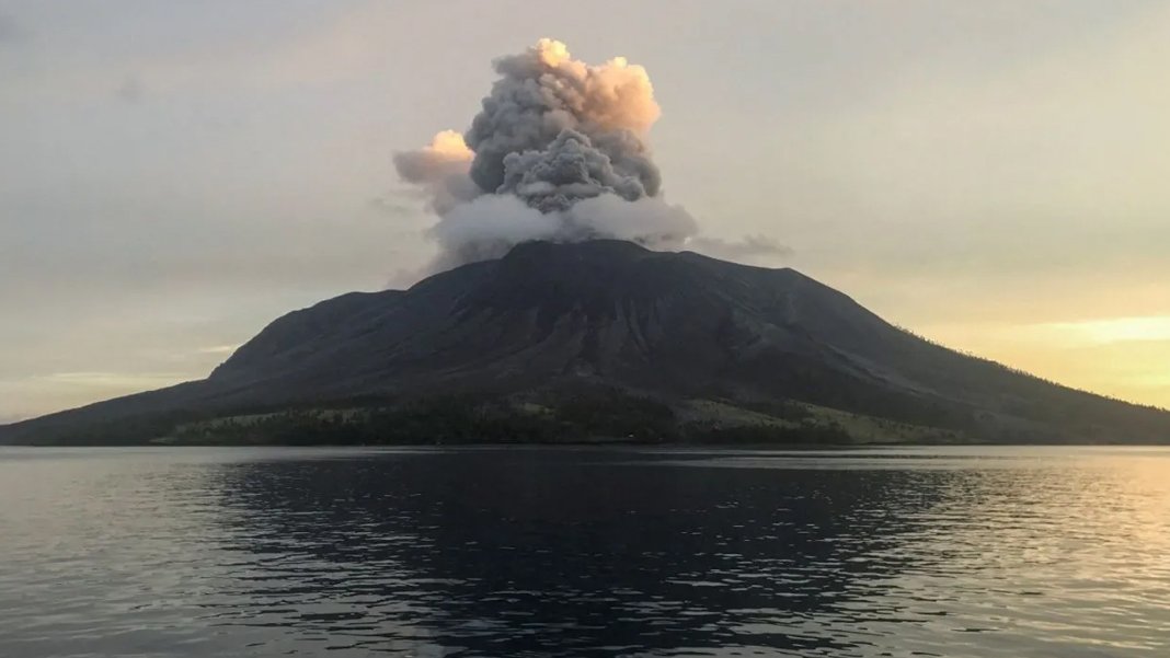 Endonezya'da volkan patladı Tsunami yaratabilir