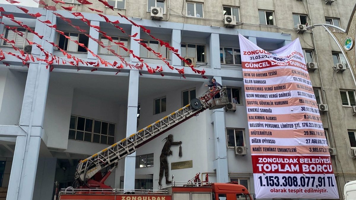 Yeni başkan açıkladı: Zonguldak Belediyesi'nin milyarlık borcu bina girişine asıldı