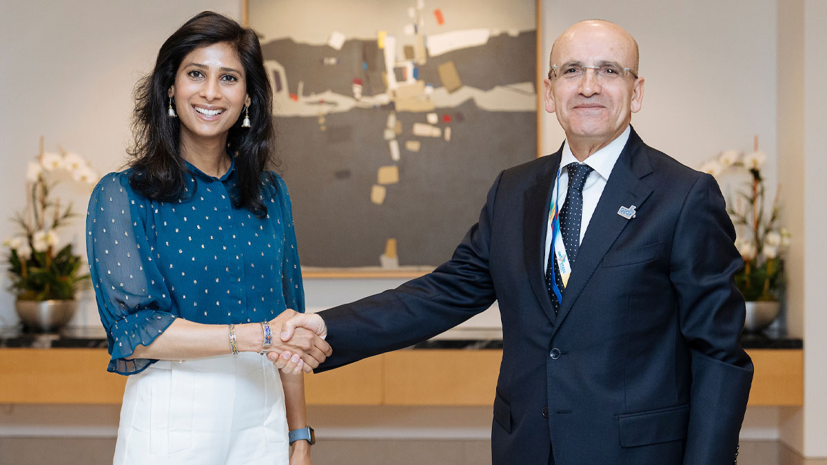 IMF Başkan Yardımcısı Mehmet Şimşek ile fotoğraf paylaştı