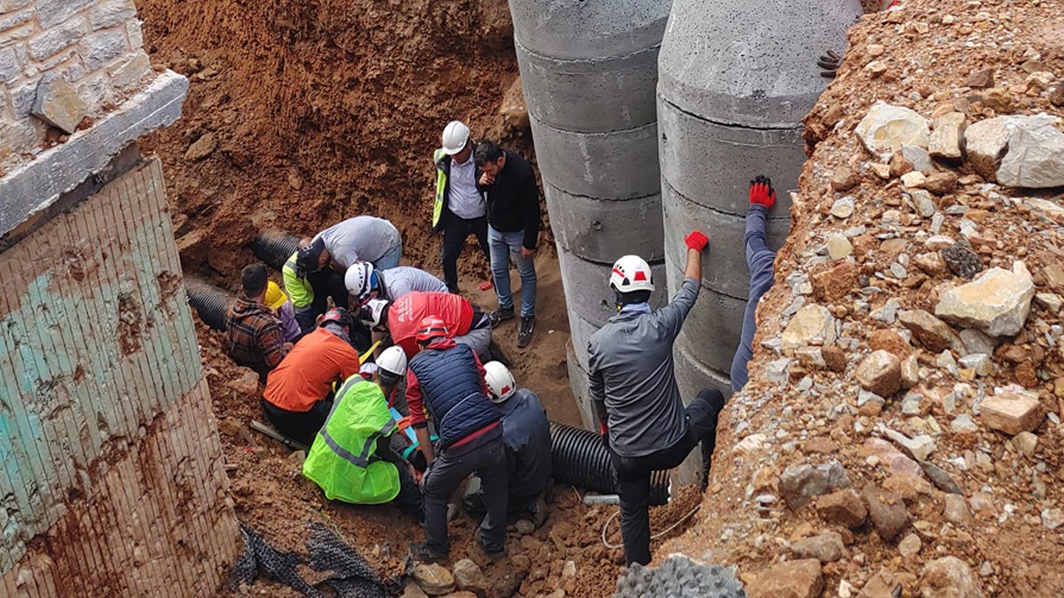 Şantiyedeki heyelanda işçiler toprak altında kaldı