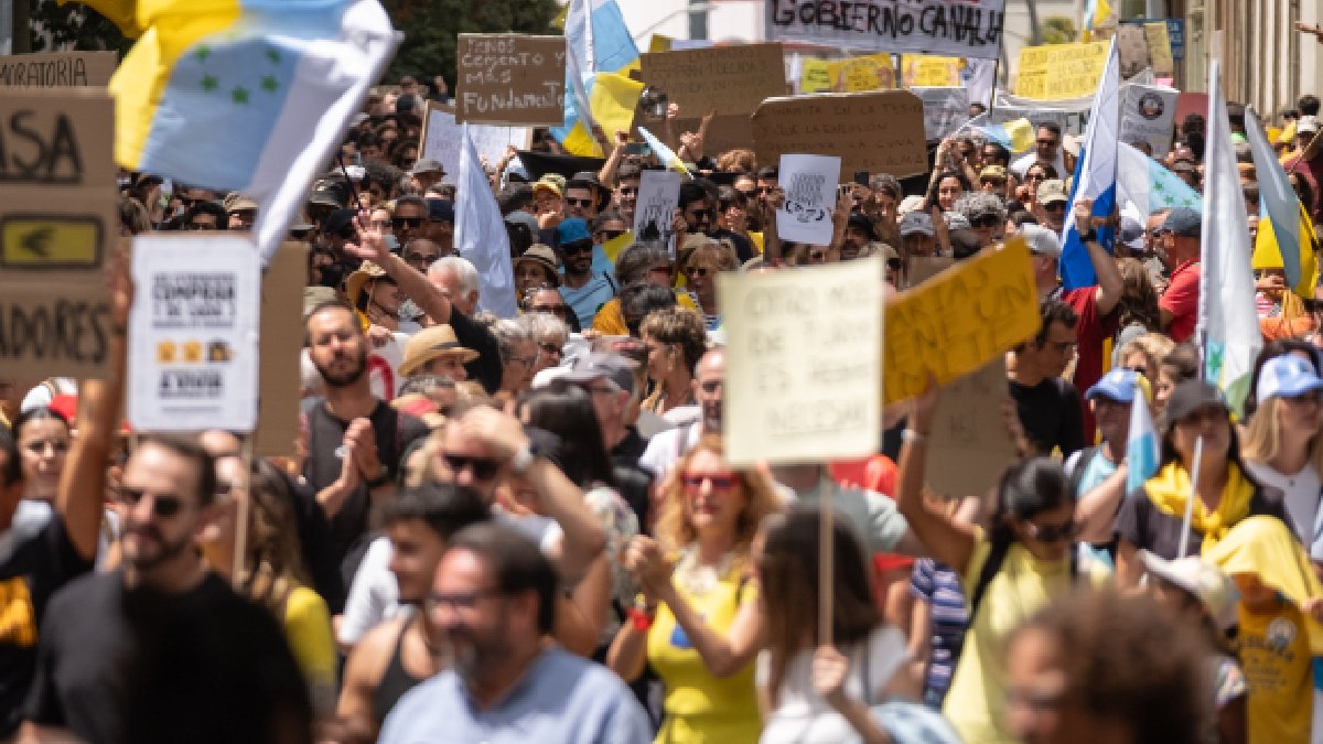 Kanarya Adaları'nda kontrolsüz turizme karşı binler ayağa kalktı