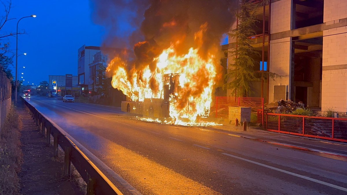 Cadde ortasında alev alan otobüs kül oldu