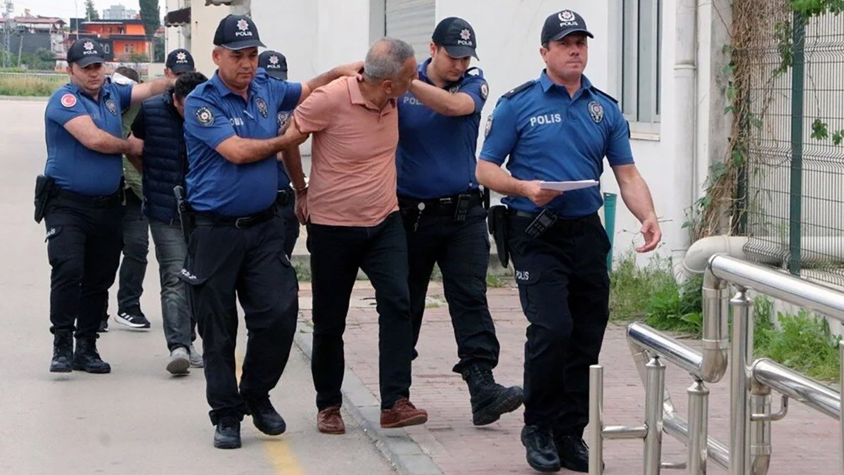 Polise silah çekip tehdit etti! Araçtakilerin kimliği şoke etti: Sizi geberteceğim!