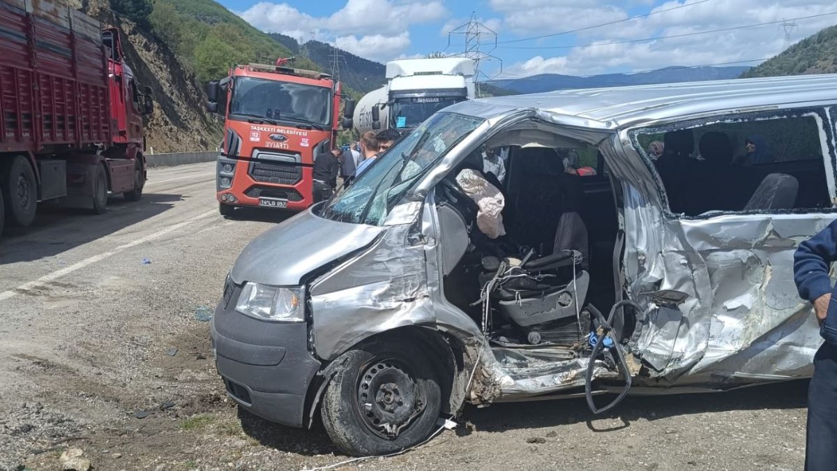 Bolu'da servis minibüsleri çarpıştı: 11'i öğrenci 15 yaralı