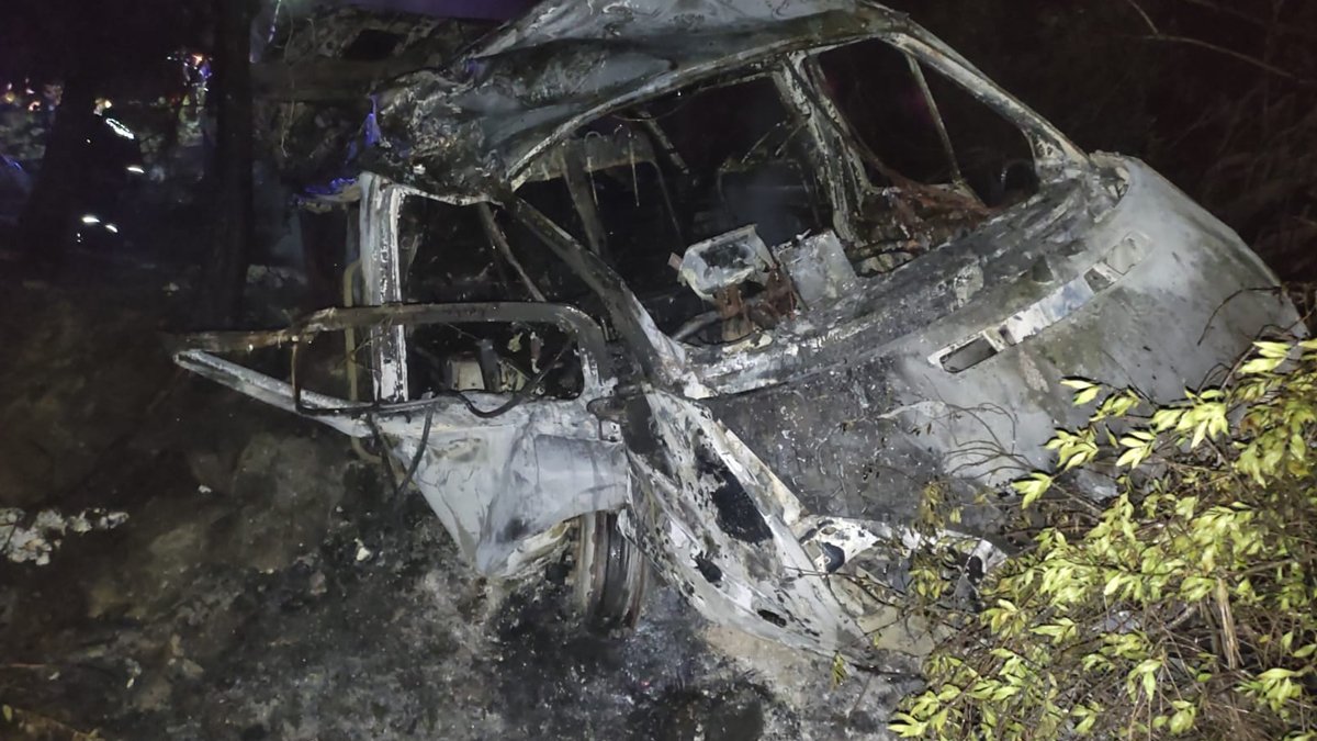 Uçurumdan yuvarlanan işçi minibüsü kül oldu: 4 ölü, 17 yaralı