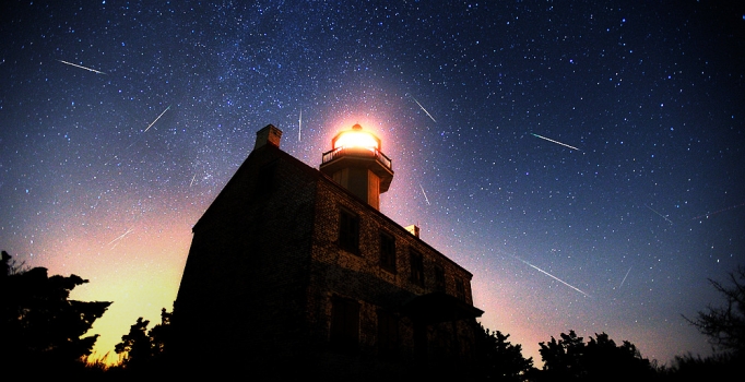 Perseid meteor yağmuru ile görsel şölen gökyüzü ...