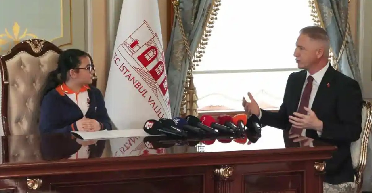 İstanbul Valisi'nin koltuğuna oturdu: Küçük validen Taksim’de 1 Mayıs’a izin