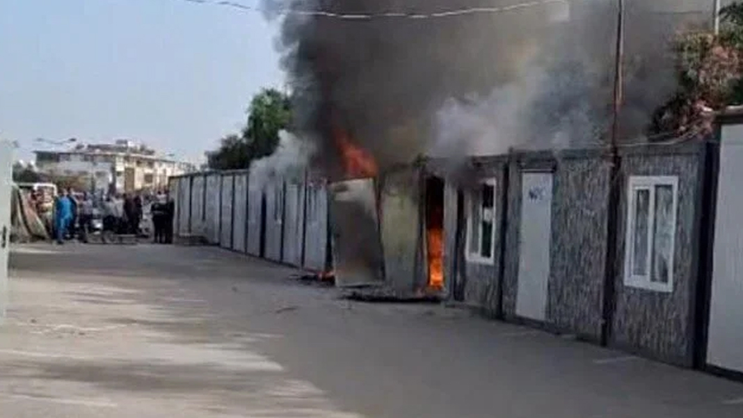 Hatay'da konteyner poliklinik alevlere teslim