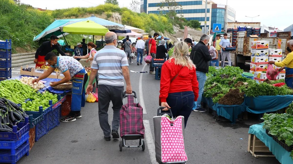 Pazar alışverişindeki vatandaş isyan etti: Beslenme çantalarına ekmek içinde ekmek koyuyoruz