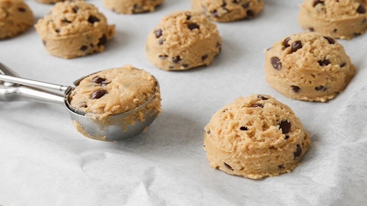 Evde dondurma kaşığı varsa bu kurabiyeyi deneyin, eltiyi görümceyi çatlatın! Tepside asla yayılmıyor