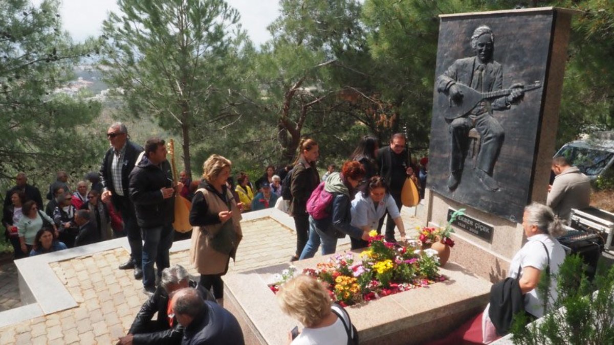 Halk ozanı Ali Ekber Çiçek kabri başında anıldı