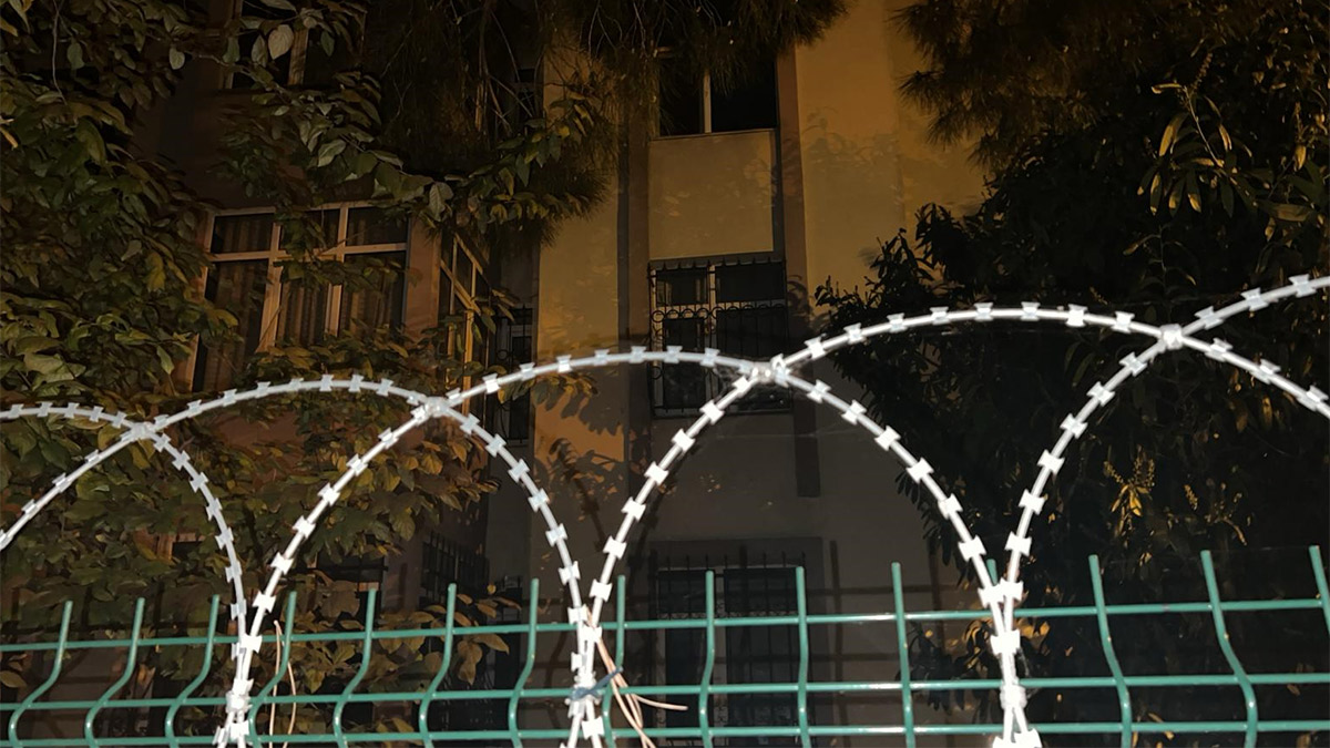 Bahçeşehir Esenkent'te elektrik kesintisi rezaleti! Mahalleli 24 saati aşkın süredir karanlıkta