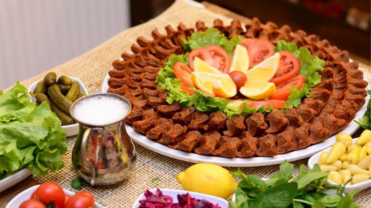 Saatlerce yoğurmadan 10 dakikada çiğ köfte tarifi! Urfalılar bile kıskanacak: Orijinalinden farkı yok