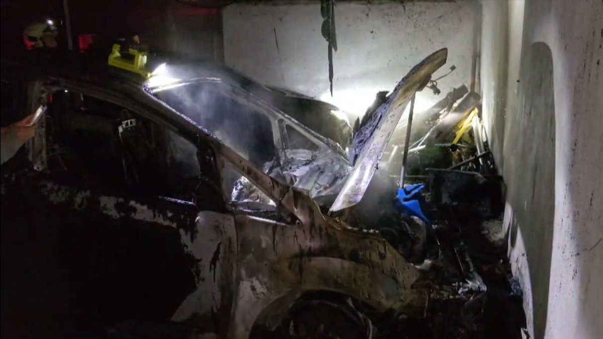 Kadıköy'de otoparkta yangın: 3 araç kül oldu