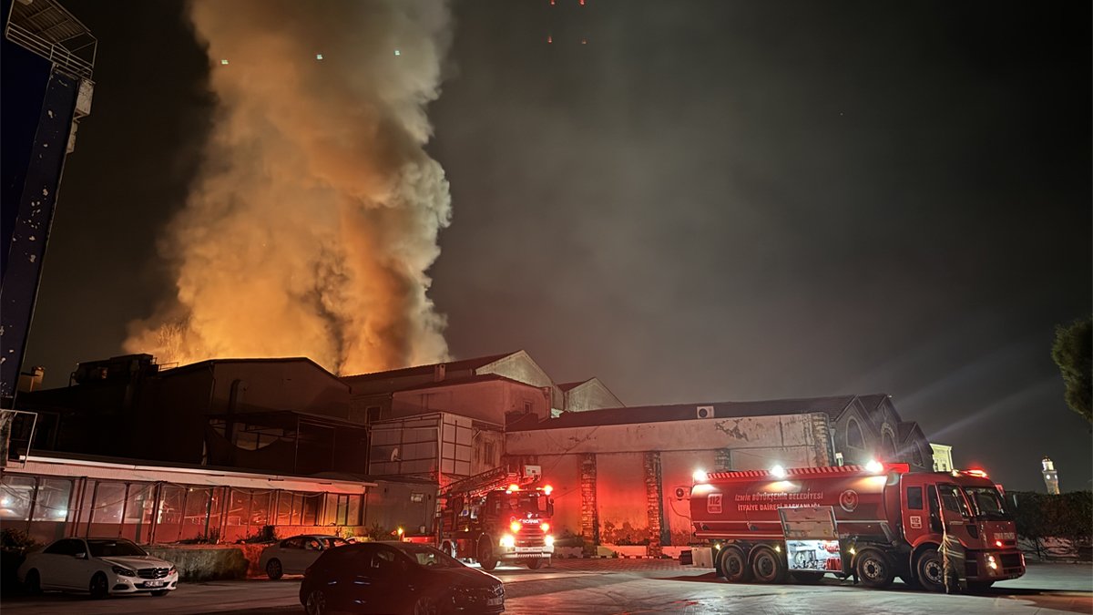 İzmir'de tekstil deposunda yangın: 1 yaralı