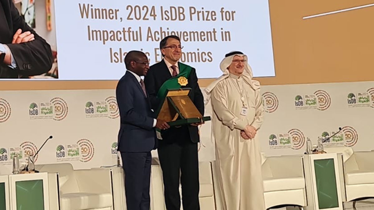 2024 IsDB İslam İktisadı Alanında Etkili Başarı Ödülü Profesör Mehmet Asutay'a verildi