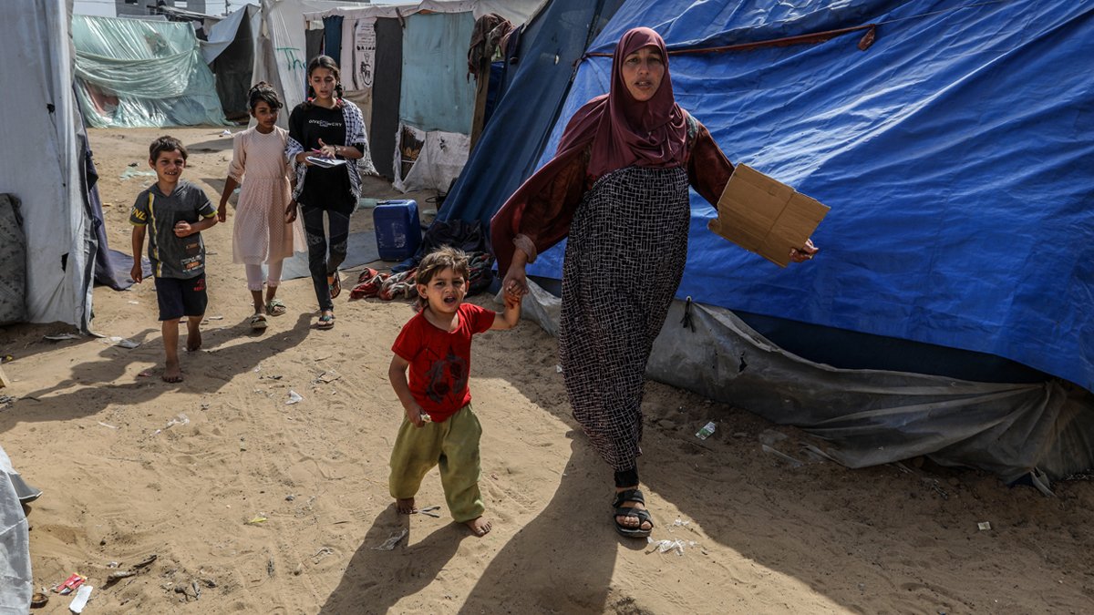 Gazze'de İsrail'in öldüremediği çocukları sıcak öldürüyor