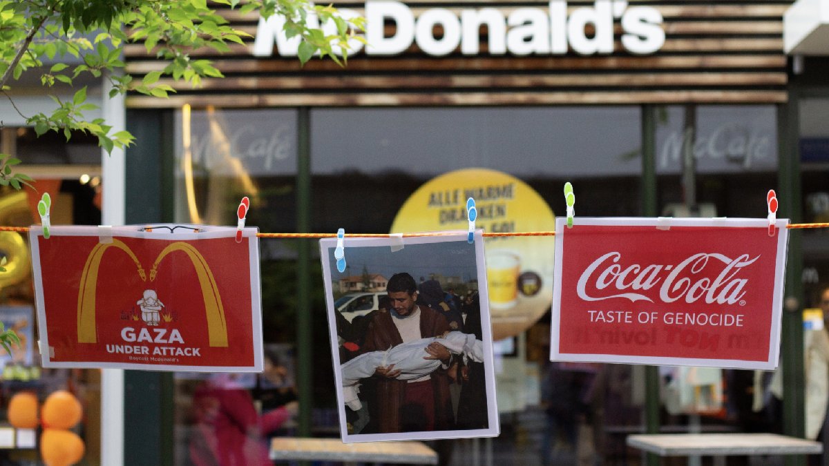 Hollanda'da McDonald’s şubeleri önünde İsrail protestosu
