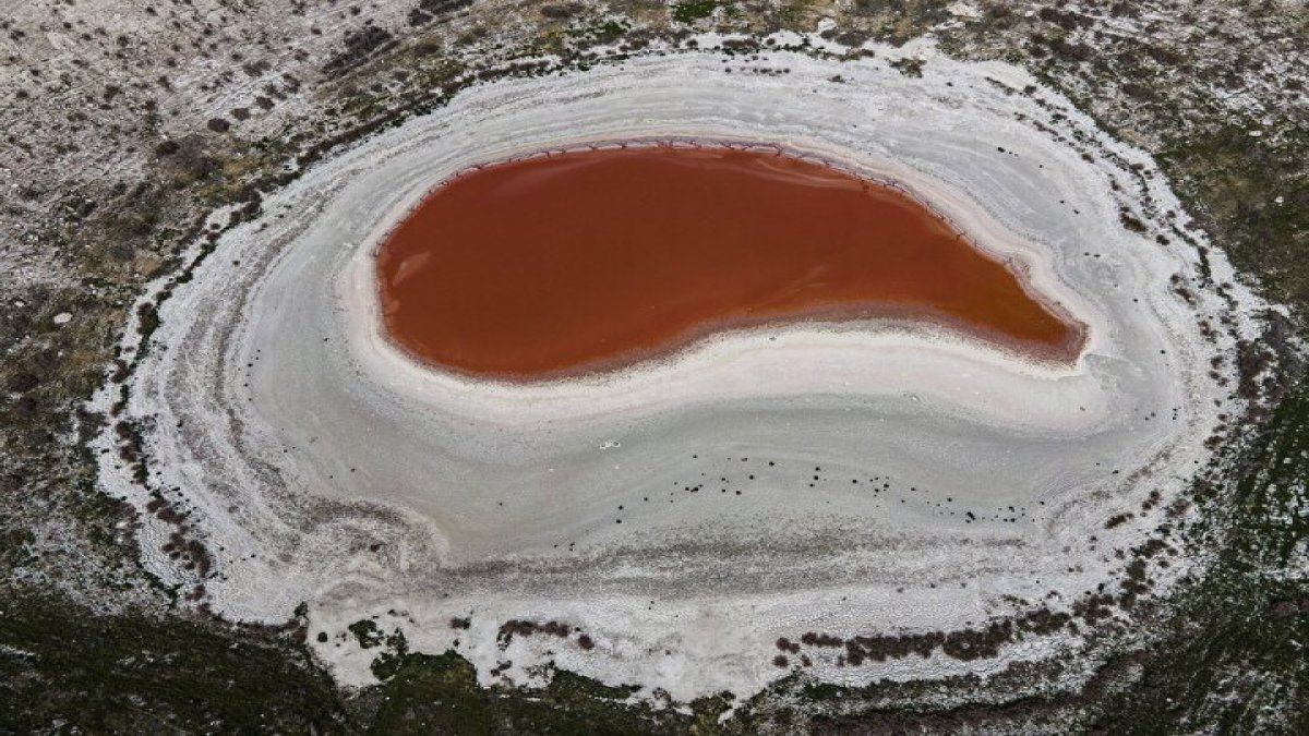 Görüntüler korku filminden değil Konya'dan! Kan gibi kırmızılaşan göl resmen yok oldu: Turistler artık oraya uğramıyor bile