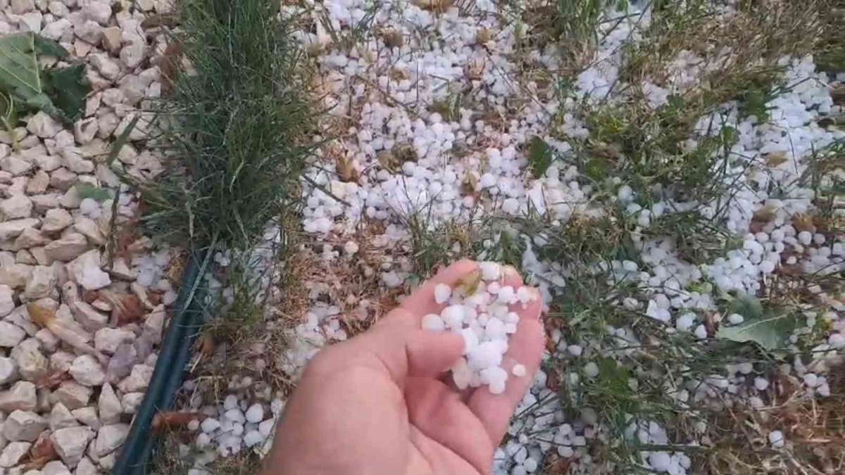 Her yer sıcaktan kavrulurken dolu yağdı! Ortalık bir anda beyaza büründü