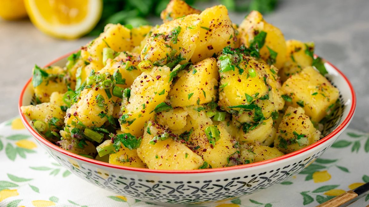 Patates salatasını bir de böyle deneyin! Meğer püf noktası buymuş: Haşlarken içine ekleyince bambaşka oluyor