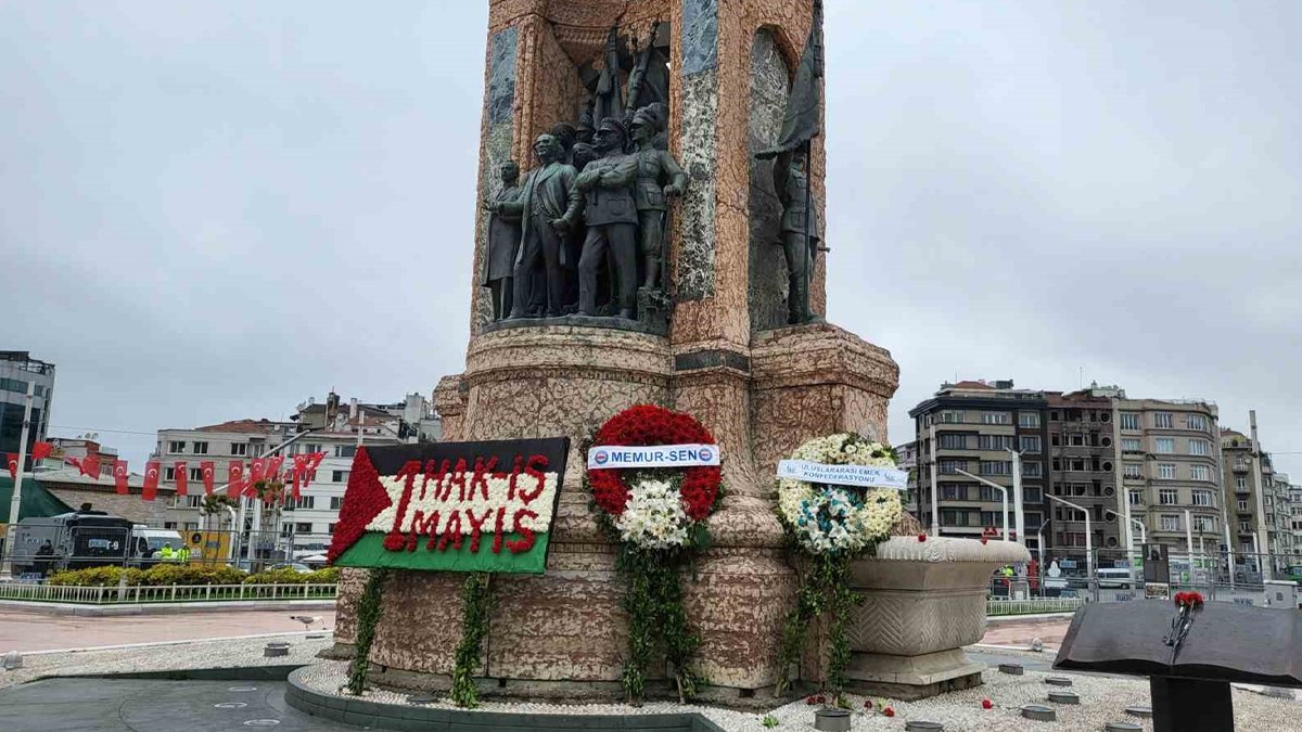 Sendikalardan Taksim Anıtı'na çelenk: TOMA'ların, biber gazlarının, barikatların olmadığı 1 Mayıs’ı özledik