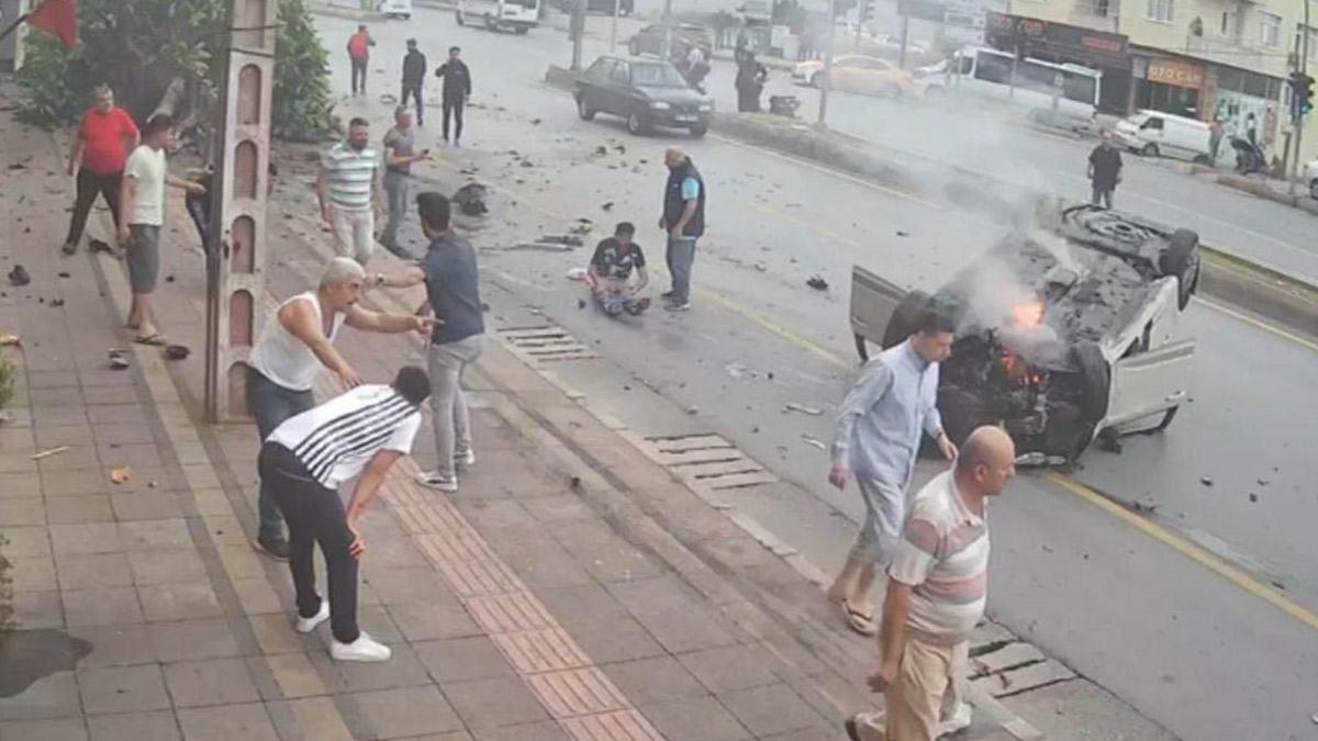 Mersin'de kırmızı ışıkta geçen otomobil ortalığı savaş alanına çevirdi! 1 ölü, 3 yaralı