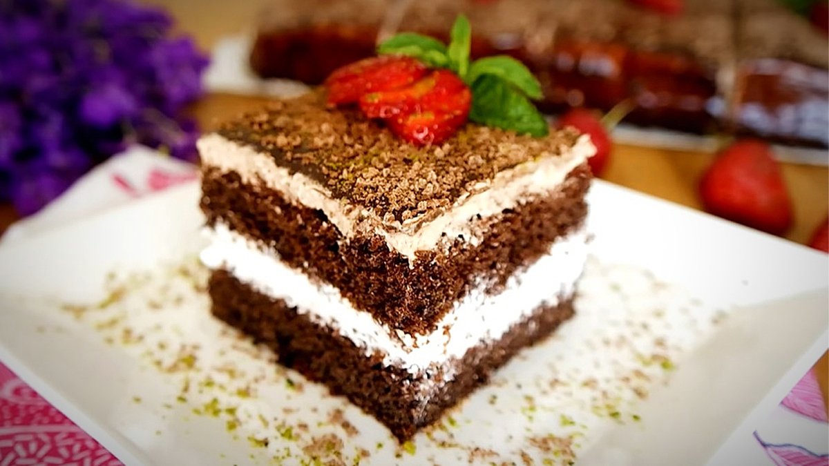 Doğum günü varsa bu pastayı yapın, herkesi pastaneden diye kandırın! İşte yumuşacık kolay pasta tarifi