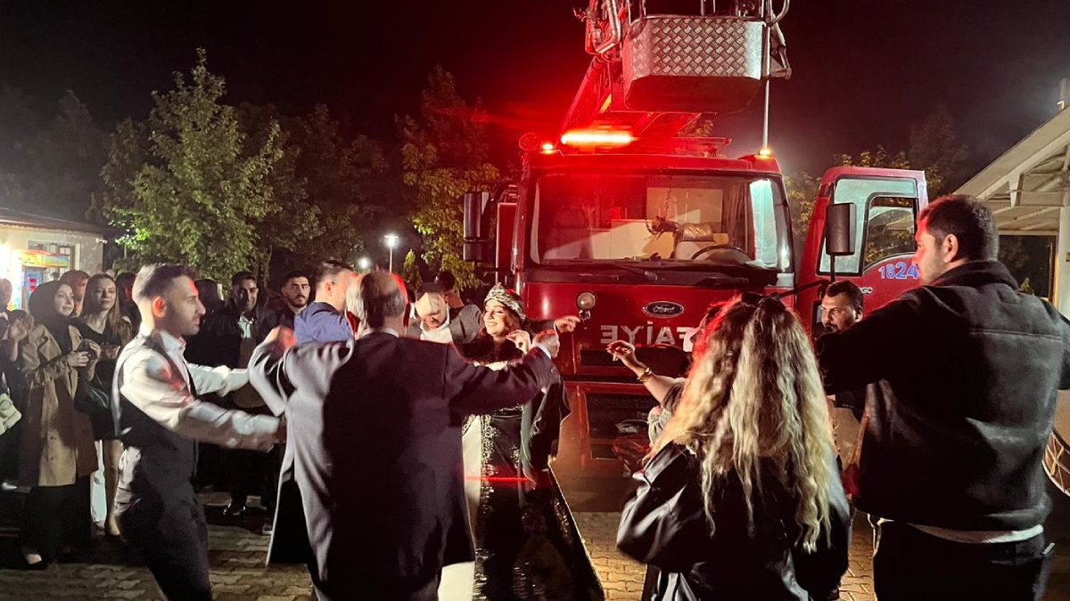 Düğün salonunda yangın çıktı, kına gecesi sokakta devam etti: İtfaiye erleri de eğlenceye katıldı