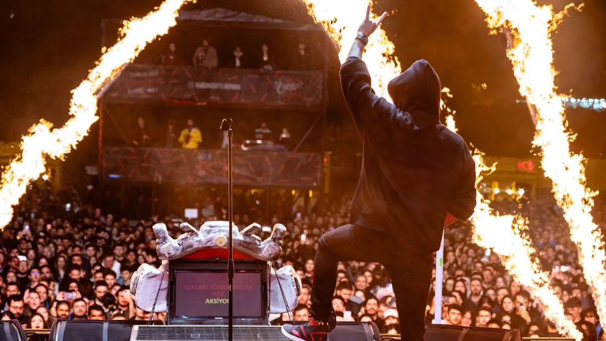 Ünlü şarkıcı, Türkiye'den göç etti: Profiline o ülkenin bayrağını ekledi! Fırsatını bulan ayrılıyor