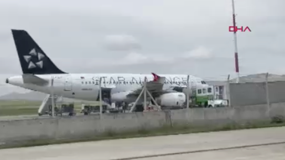 Uçağa kuş çarptı, sefer ertelendi