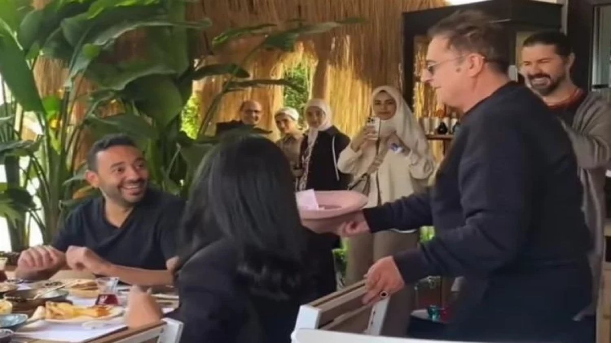 Mehmet Ali Erbil Arap turistlerden para toplamak için dans etti! Genç sevgilisiyle gittiği mekanı birbirine kattı