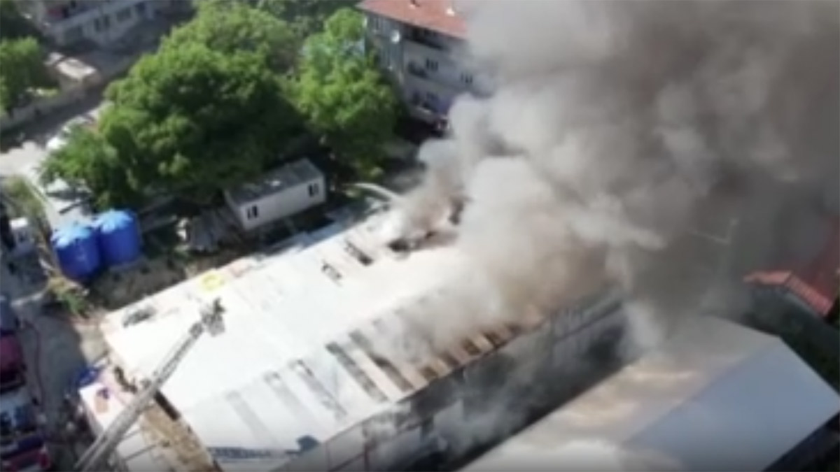 Başakşehir'de şantiyede yangın! Kontrol altına alındı