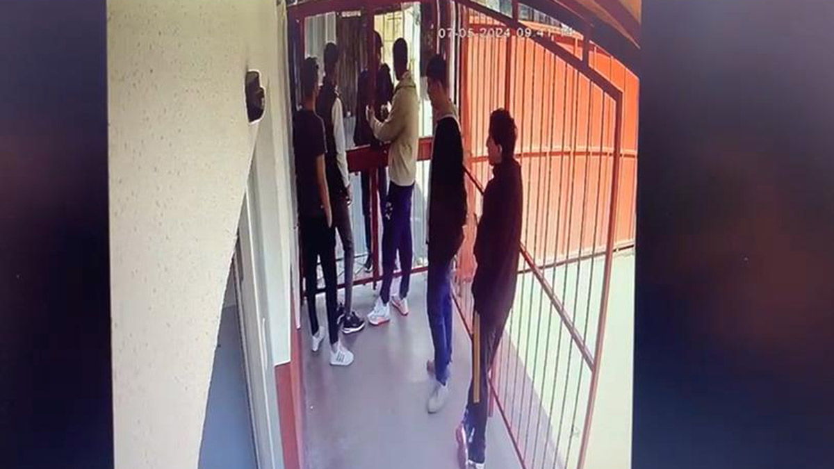 Öğrencinin vurduğu müdür hayatını kaybetti! Okuldaki dehşetin görüntüleri ortaya çıktı