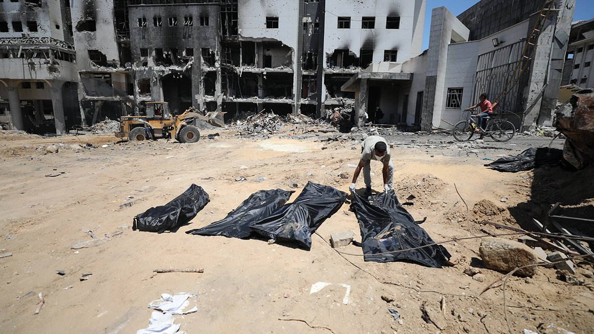 Gazze'deki Şifa Hastanesi'nde bir toplu mezar daha: Enkaz altından 49 ceset çıktı