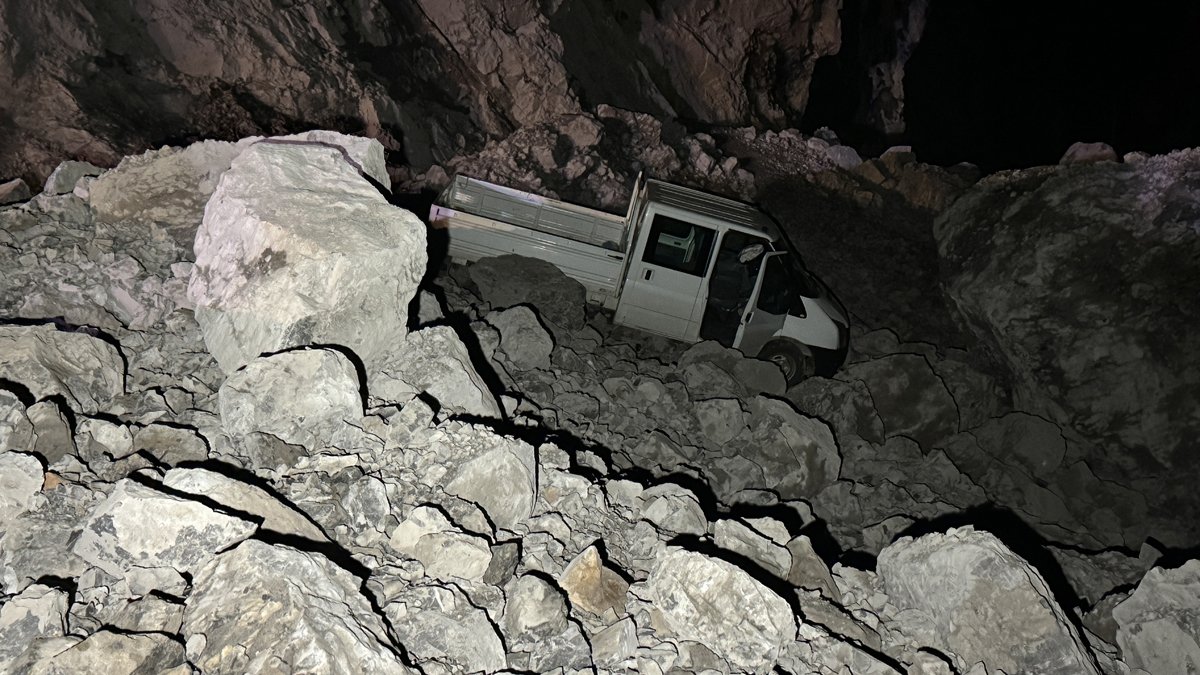 Faciaya ramak kala... Dağdan düşen dev kayaların arasında kaldı