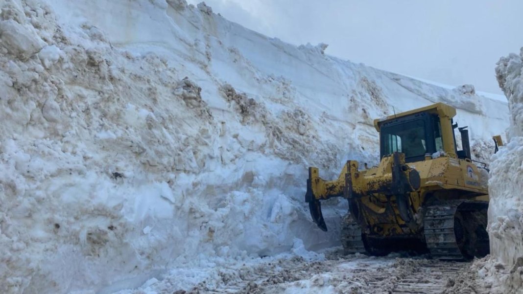 Mayıs ayında Yüksekova'da beş metre kar: Ekipler yolu açmaya çalışıyor