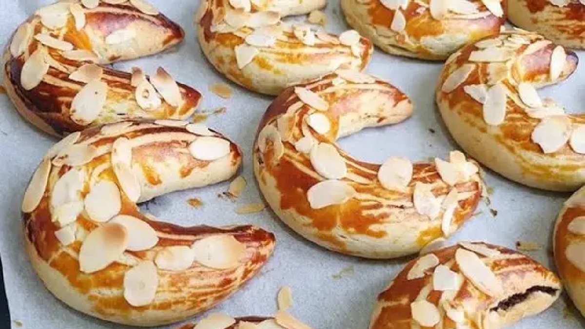 İzmir’in meşhur pastanesinin gizli reçetesi! Pastanede yok satıyor,1 ay bayatlamıyor! İşte üzümlü karanfilli kurabiye tarifi…