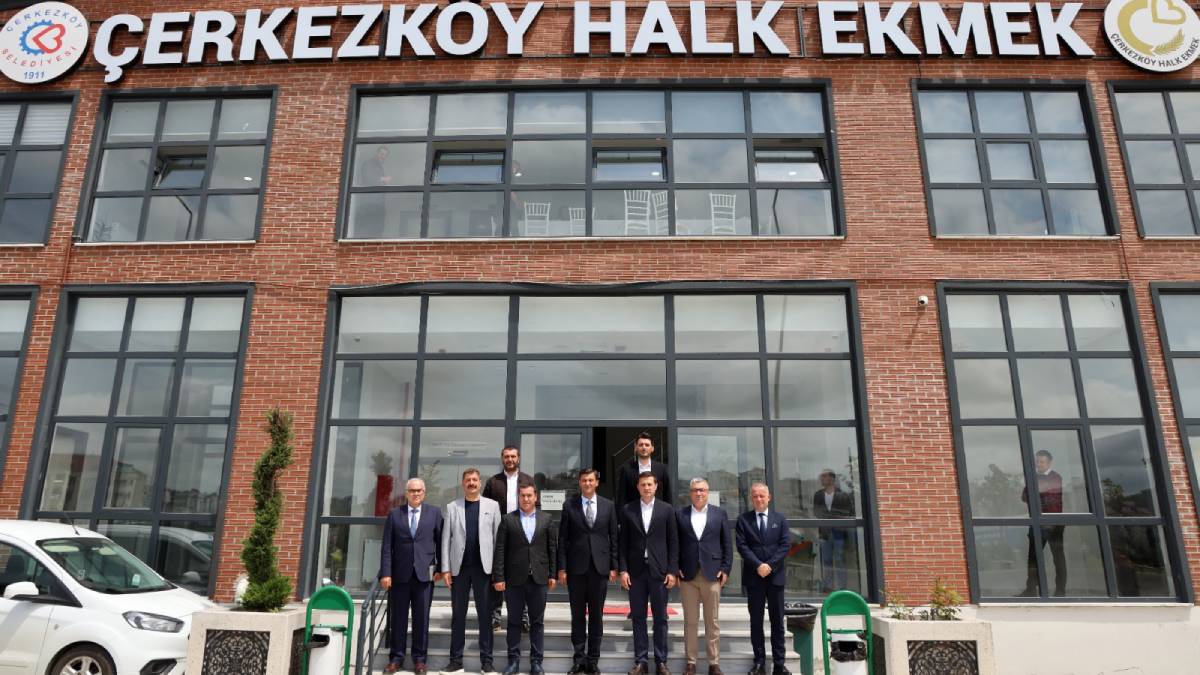 Başkan Zeyrek halk ekmek için kolları sıvadı