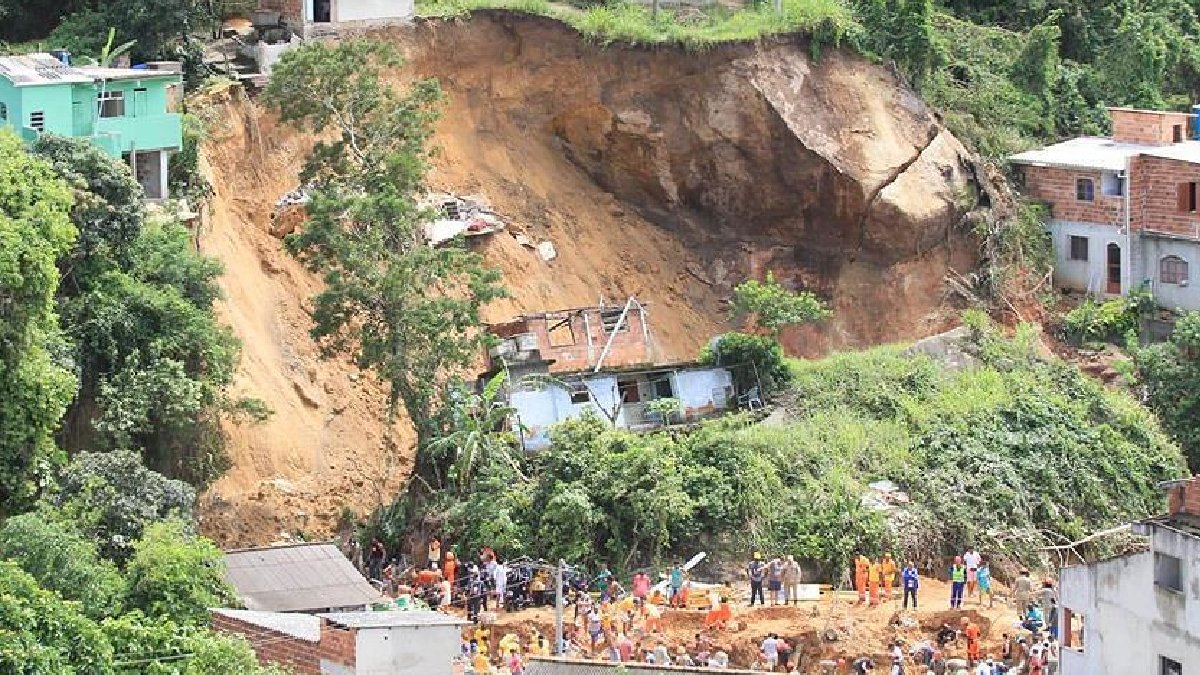Uganda'da aşırı yağışlar toprak kaymasına neden oldu: 13 ölü