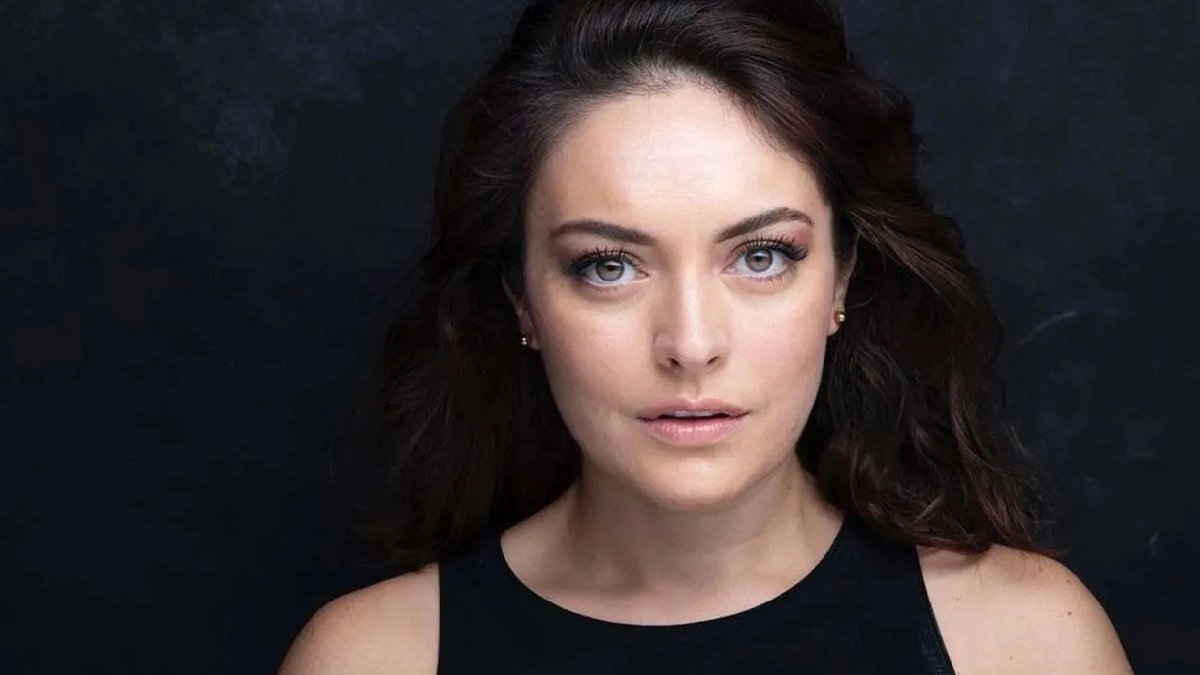 Ezgi Mola'dan hayranlarını üzen haber: Uzun süre ekranlardan uzak olacağım