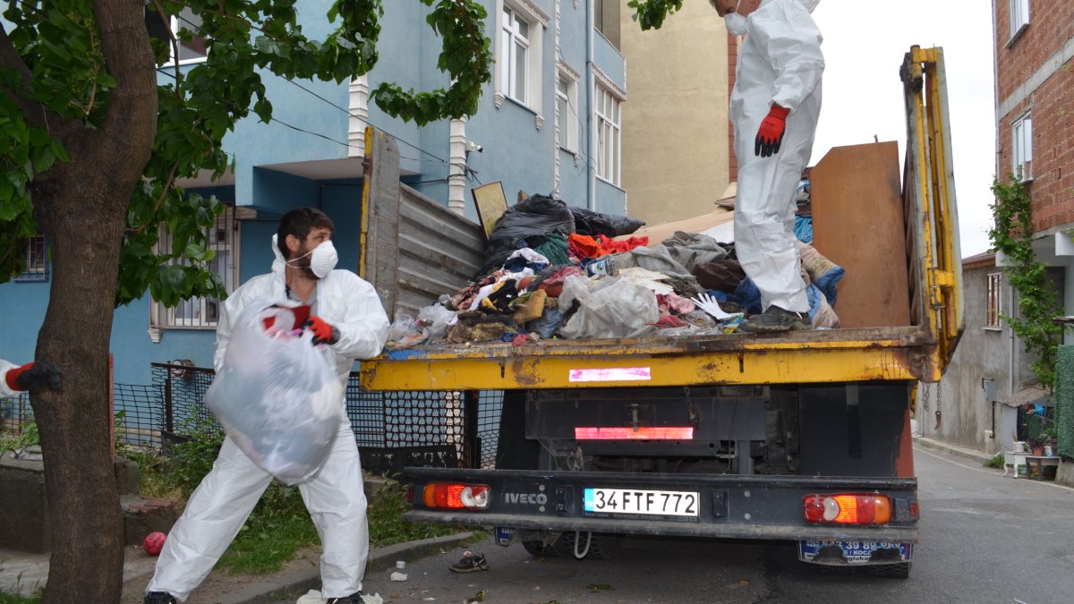 Ev değil çöp yuvası! Ekipler 17 kamyon dolusu çöp çıkardı